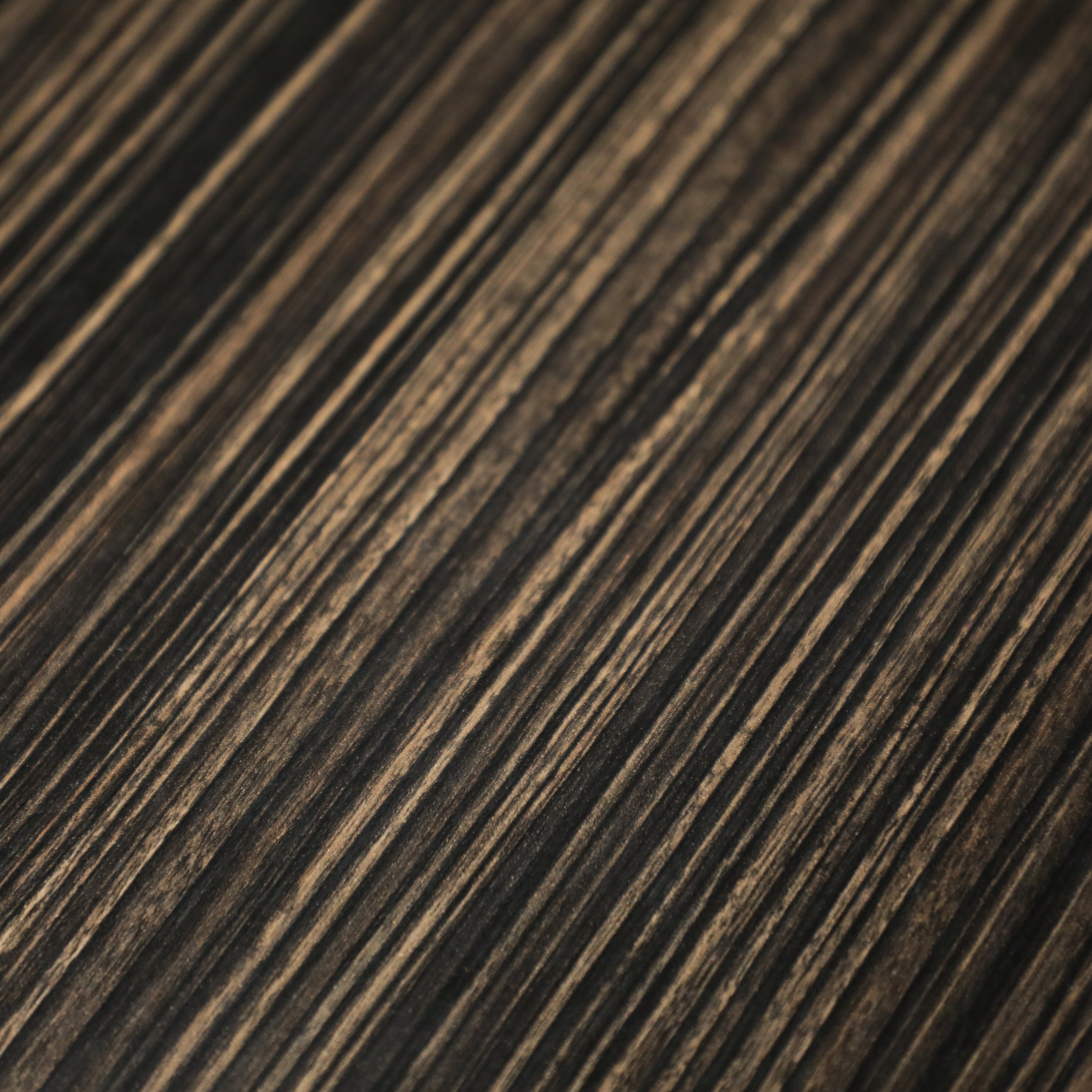 Close-up of wood grain surface on the SHOWROOM Jenna 1.0 folding table