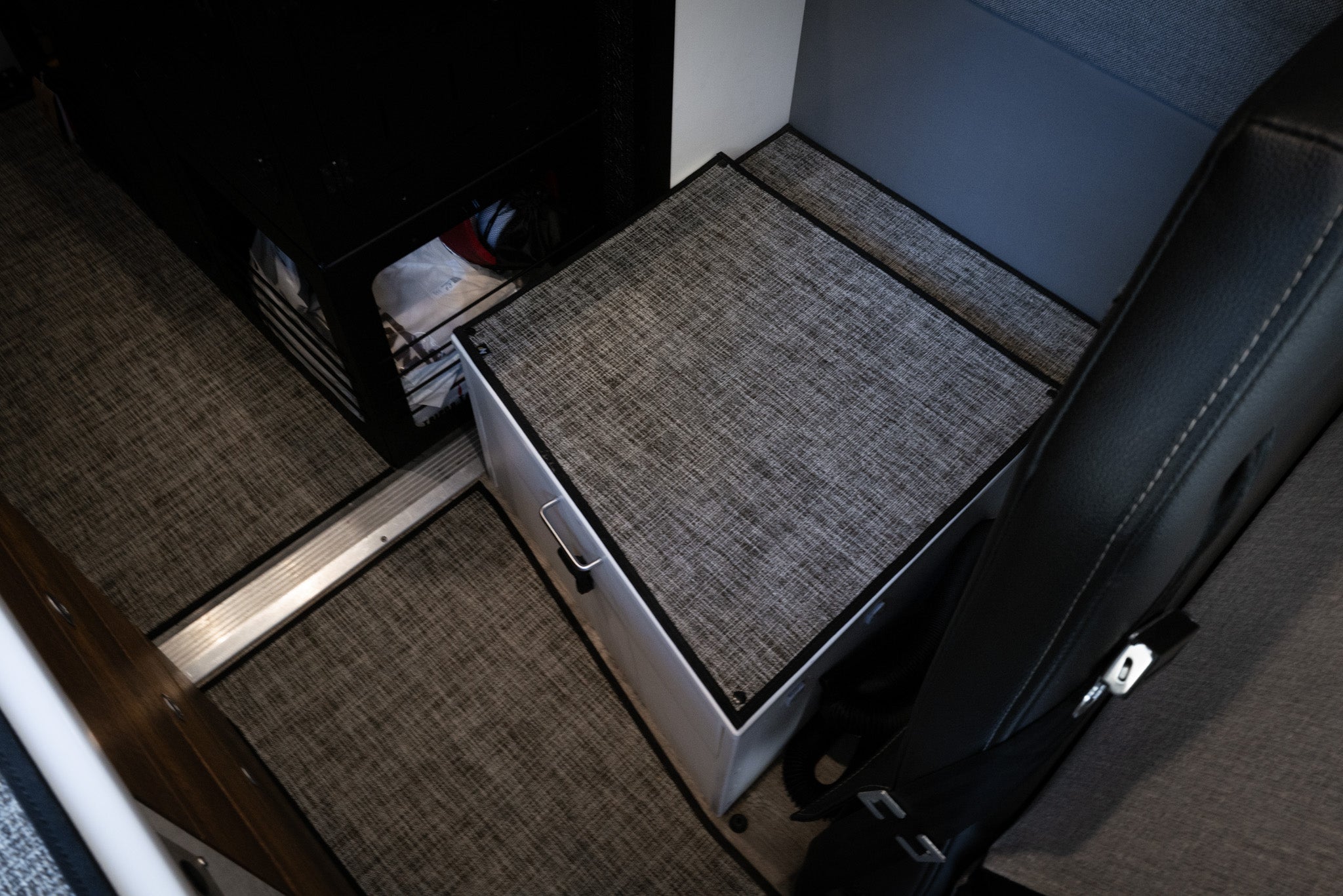 Automatic mobile toilet with handle and compact design, suitable for portable use and easy transport.