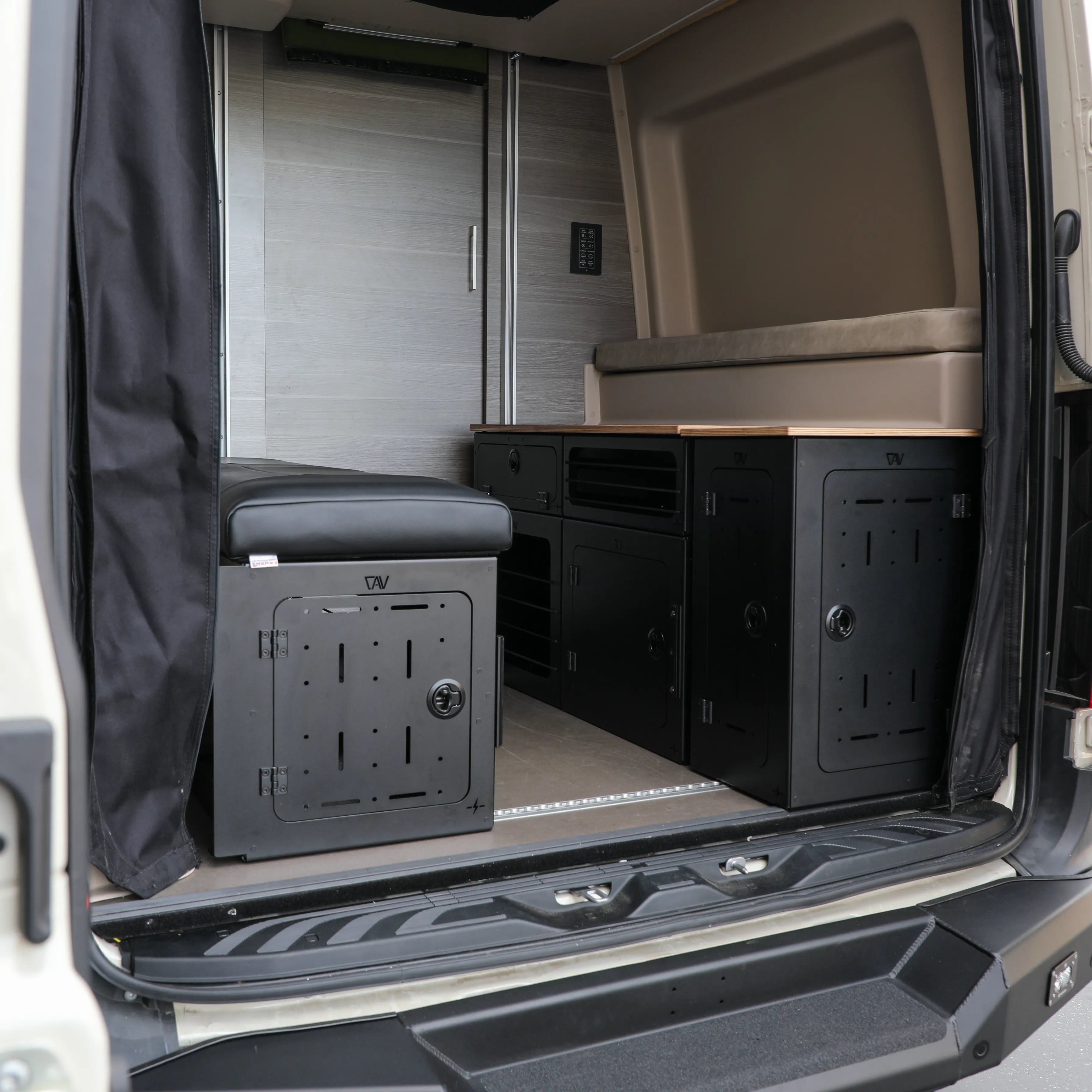 GLSS™ Passenger PRO - With Pull Out Desk and H2O Box For Tiffin GH1